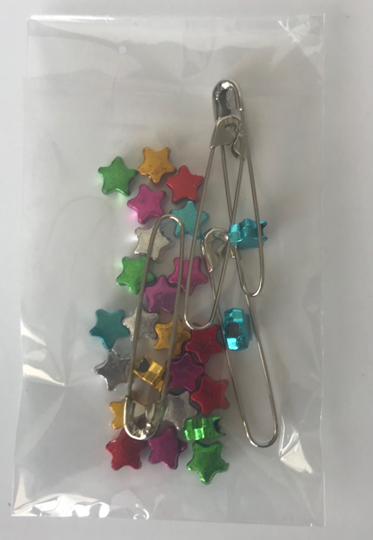 4 Extra Large Safety Pins & 25 Metallic Star-Shaped Pony Beads