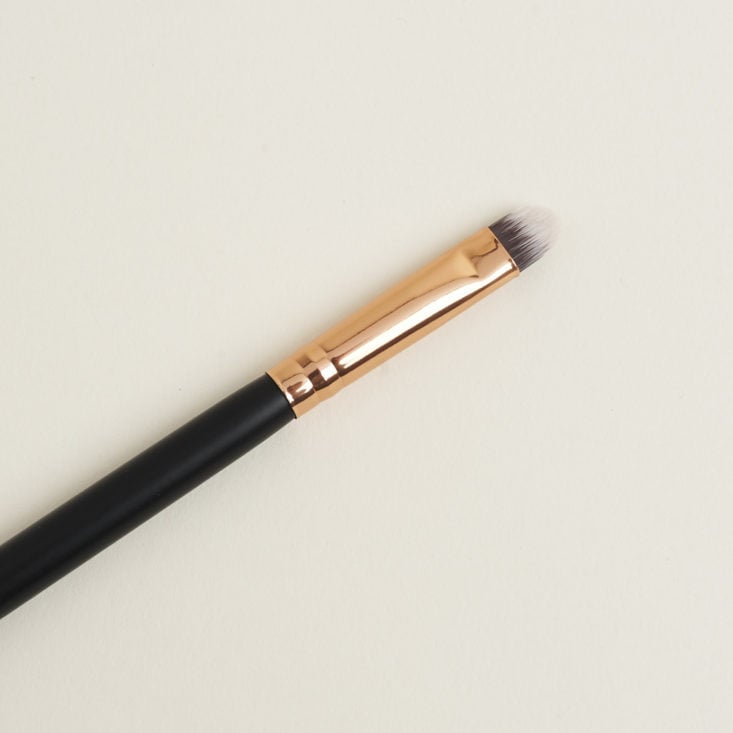 close up of MorpheMe R42 Oval Shadow and Concealer Brush