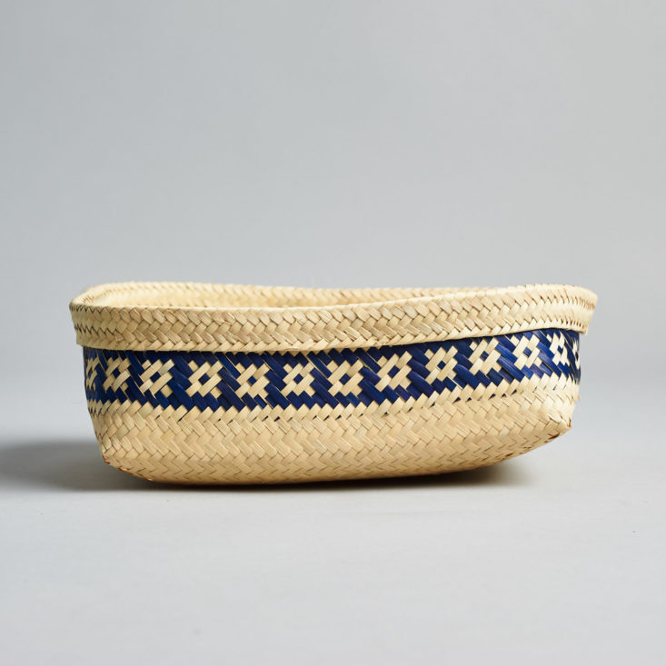 globein woven grass tray made of natural fibers
