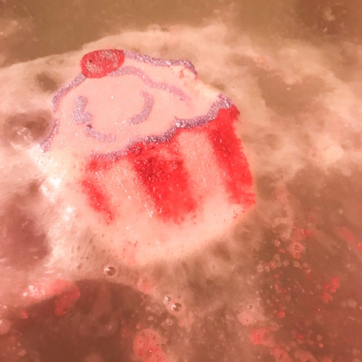 Crescent City Swoon December 2018 - Cupcake Bath Bomb With Bubbles